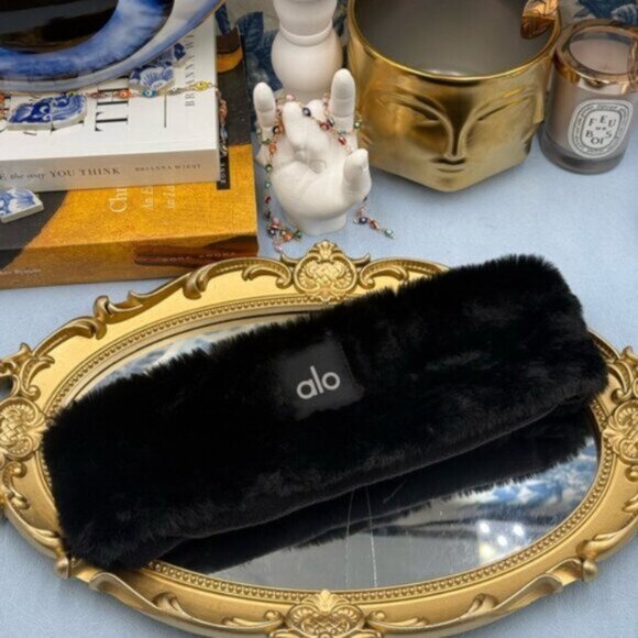 🆕 ALO YOGA 🧿 NWOT Faux Fur Ear Warmers - Black - Picture 11 of 13